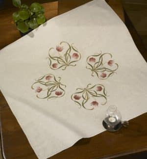 Härlig tulpanduk art 2284 från Västegöta broderi.